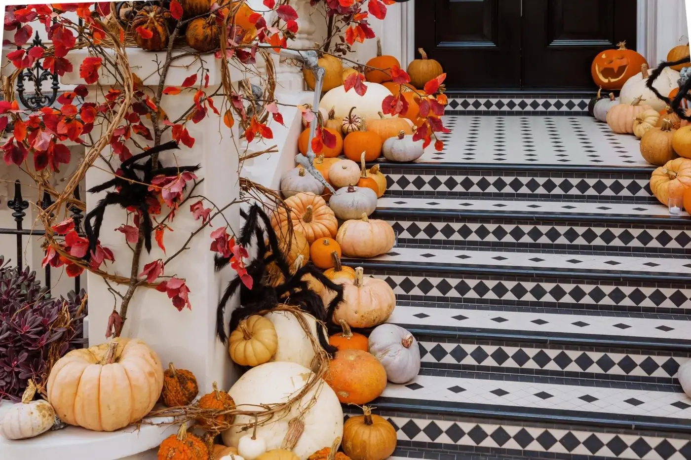 Seasonal porch display
